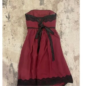 Chic Strapless Maroon Dress with Black Details